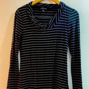 Banana Republic Semi turtle neck in black and white very soft fabric